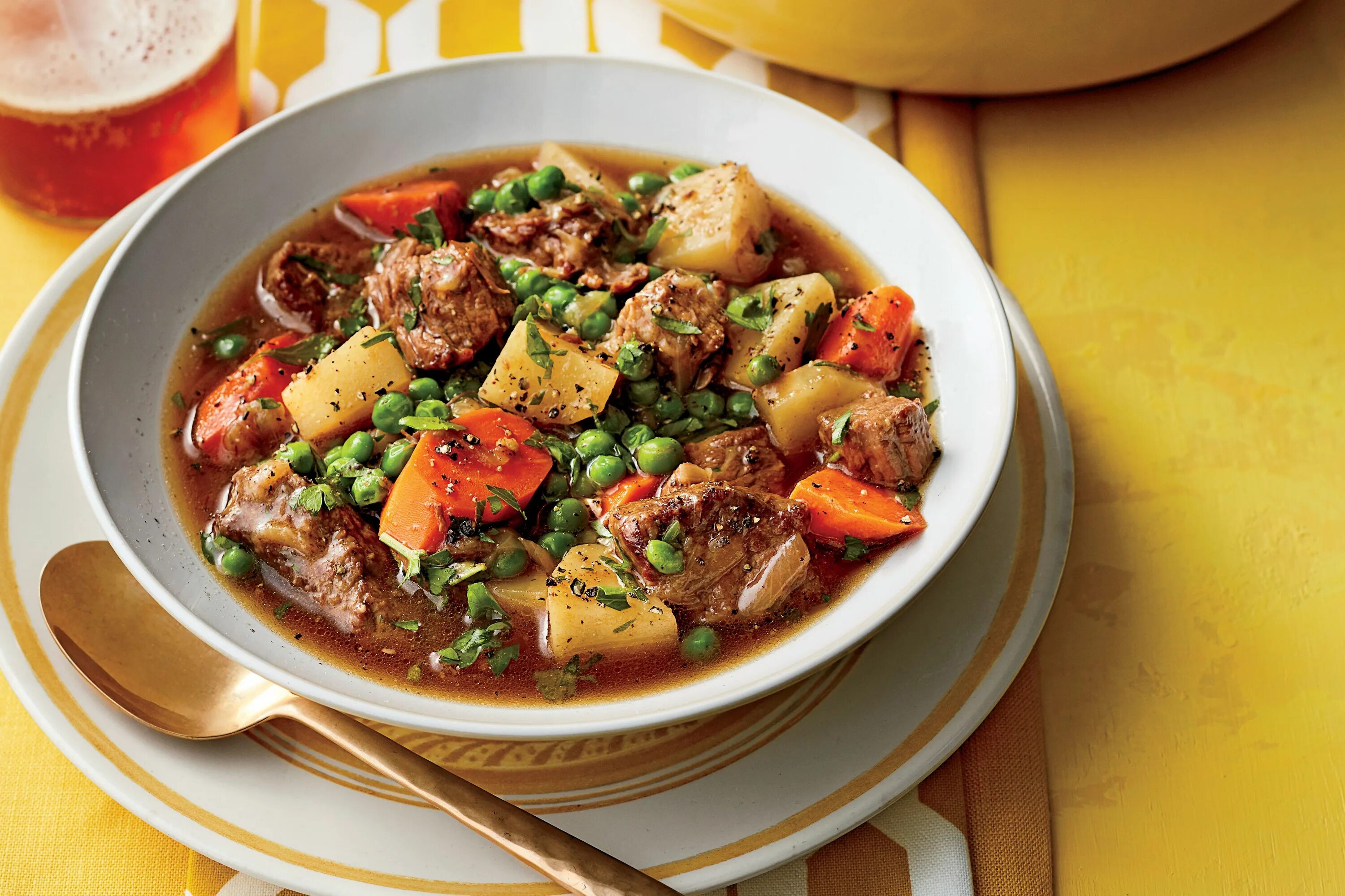 Рагу мясные блюда. Мясное рагу. Мясное рагу с овощами. Beef stew. Мясное рагу с грибами.