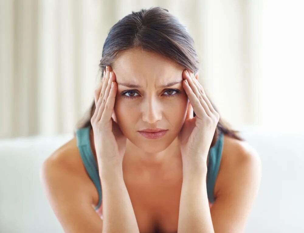 Девушка плохое настроение. Депрессия. Женщина с головной болью. Дикая женщина. Плохое самочувствие.