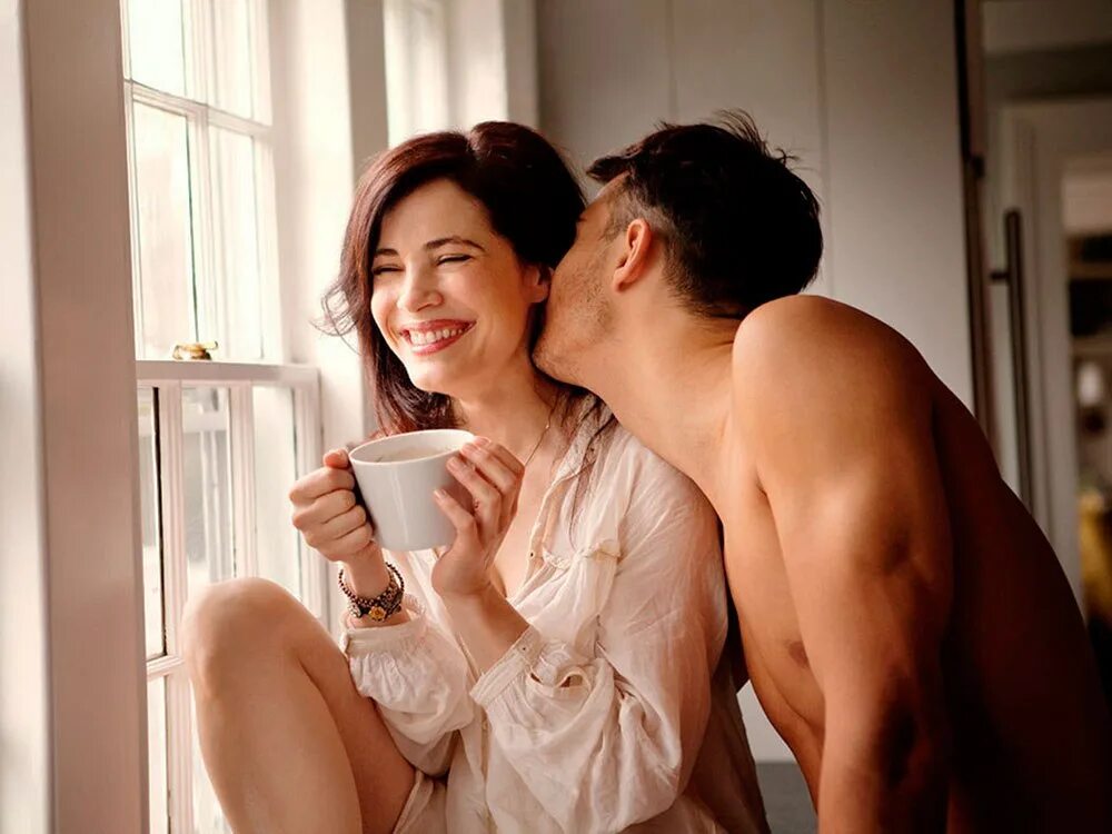 Каждой утро жду поцелуя. Мужчина и женщина любовь. Мужчина и женщина романтика. Мужчина и женщина утром. Утренний поцелуй.