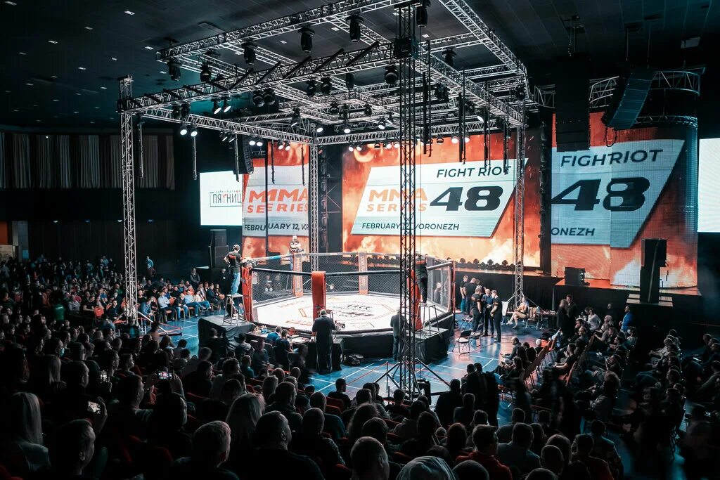 мис лайв холл