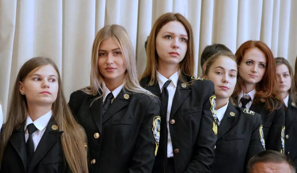 Можно ли поступить в юридический колледж. Форма юридического колледжа. форма юристов студентов. форма студентов юридического колледжа. форма адвоката для девушки.