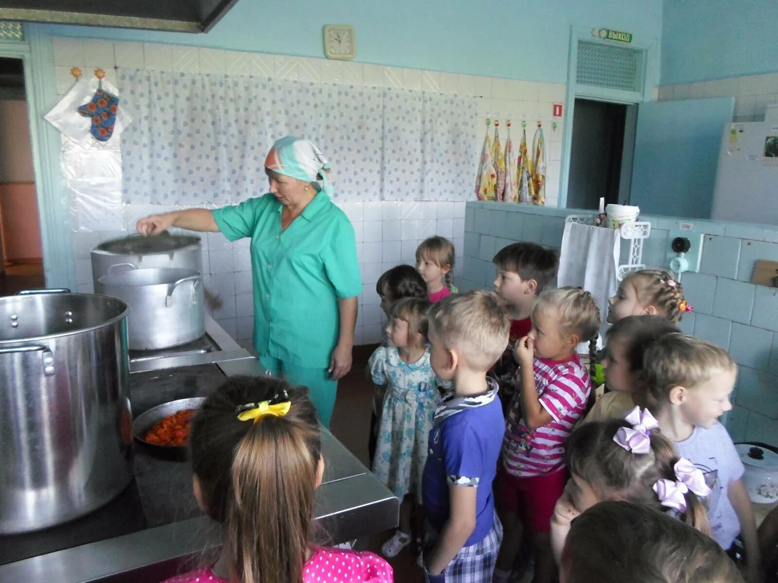 Сотрудники детсада. Персонал детского садика. Куда сводить детей сотрудников таганрог. Сотрудники детям. Сотрудники детского сада.