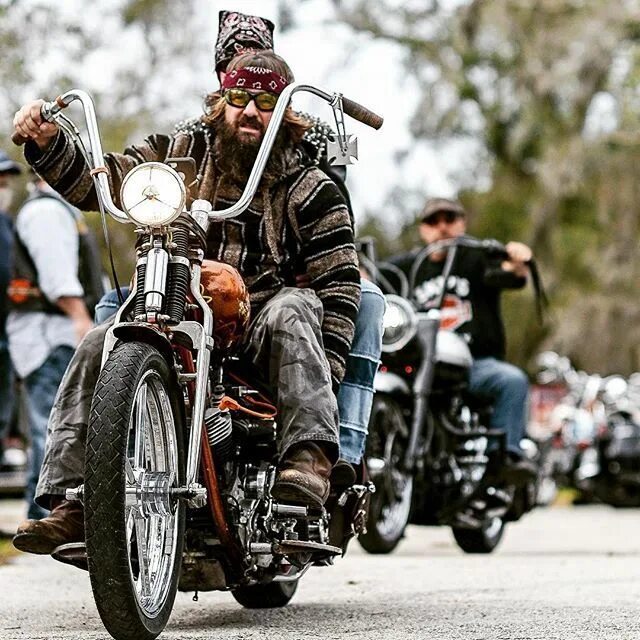 Американский байкер на мотоцикле. Чоппер байкер. Старый байкер. Байкерская жизнь. Американский байкер