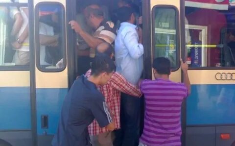 1. İnecek yolcular inmeden insanların otobüse binmeye çalışması. 