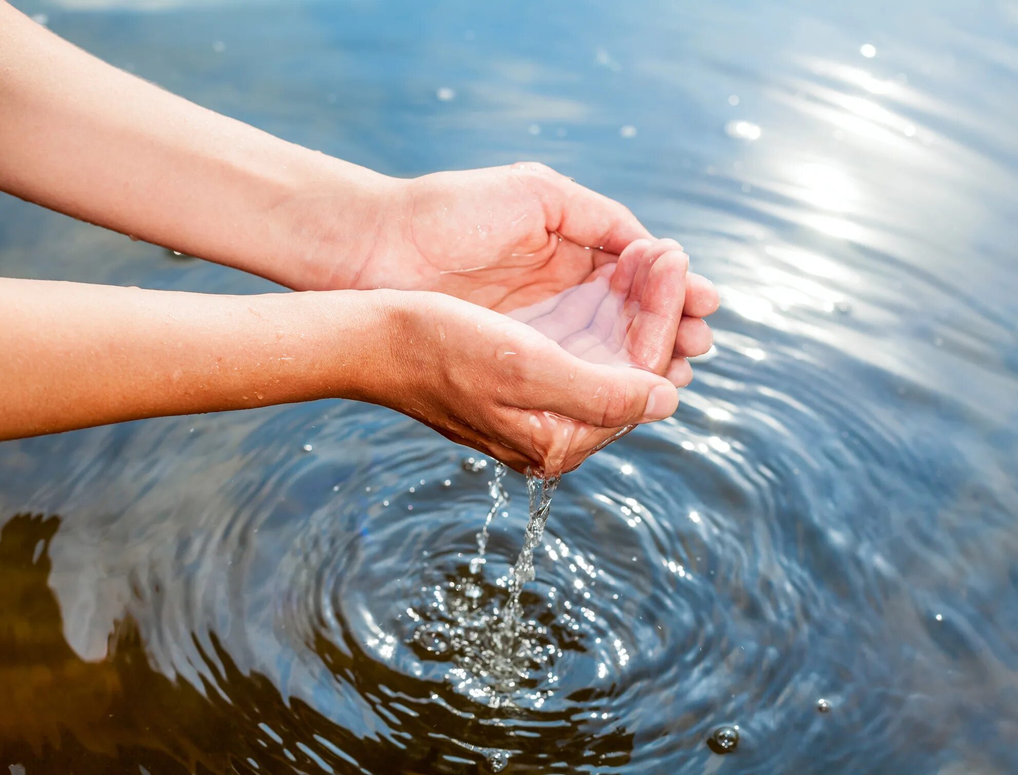 Вода. Чистая вода. Вода источник жизни. Ды. Водички руки