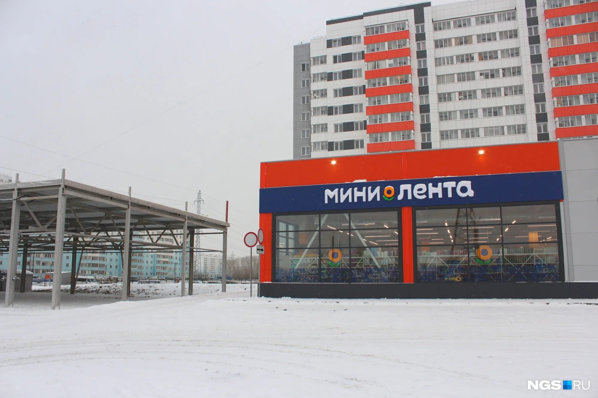 Сколько магазинов в новосибирске. Лента на Петухова Новосибирск. Магазин лента на Петухова. Первый магазин лента. Мини лента магазин.