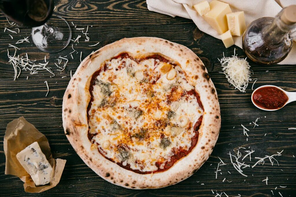 кватро формаджи. сырная кватро формаджи. пицца кватро формаджи состав. итальянская пицца кватро формаджи. кватро формаджи с пеперони.