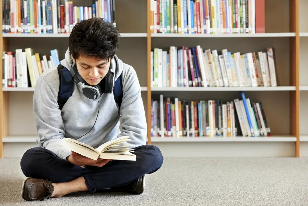 Student is try. Чтение книг. Подросток с книгой. Подросток с книжкой. Чтение подростки.