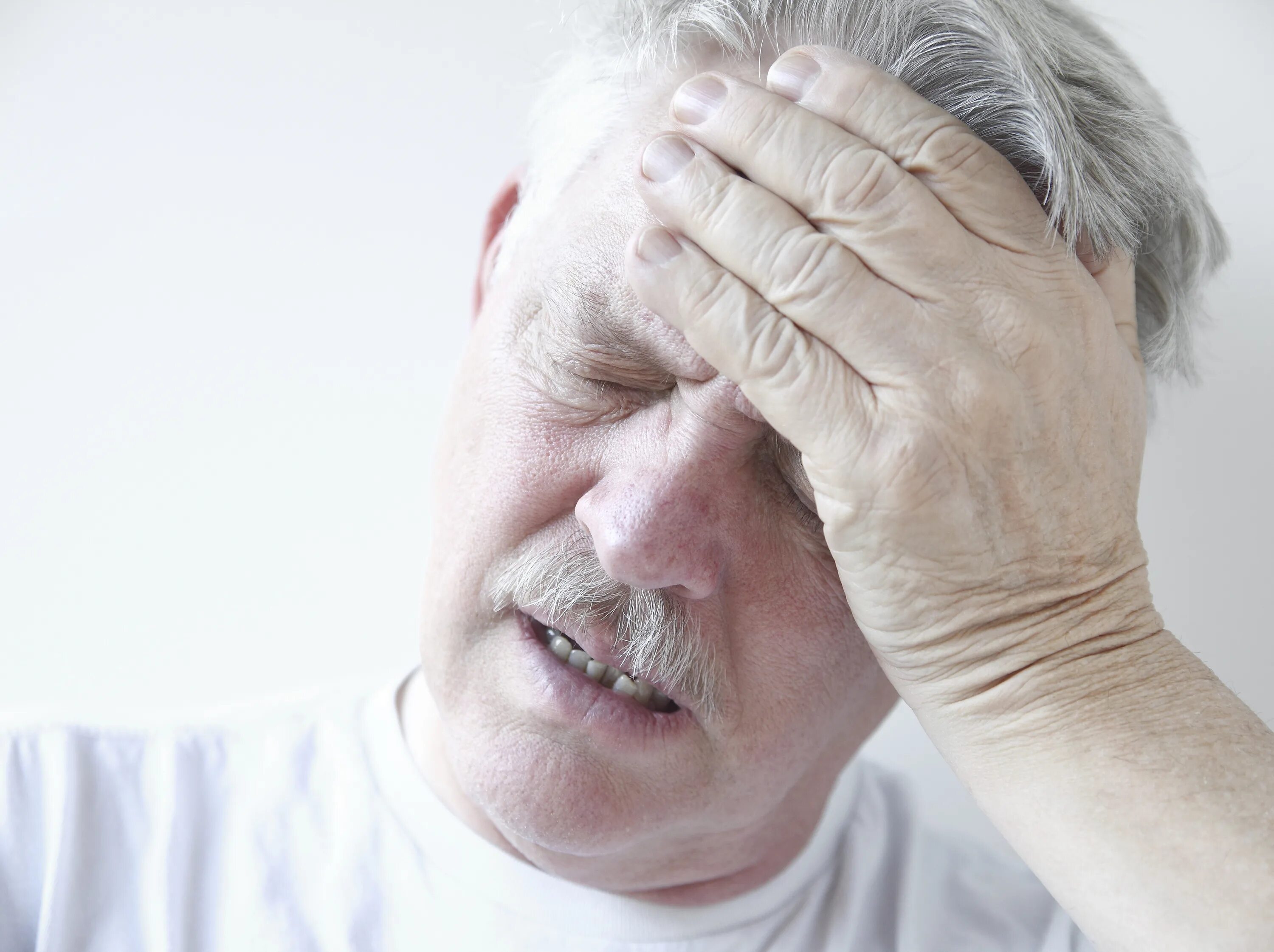 Зуд у пожилого человека причины лечение. Невроз у пожилых. Инсульт у пожилых. Головная боль у пожилых.