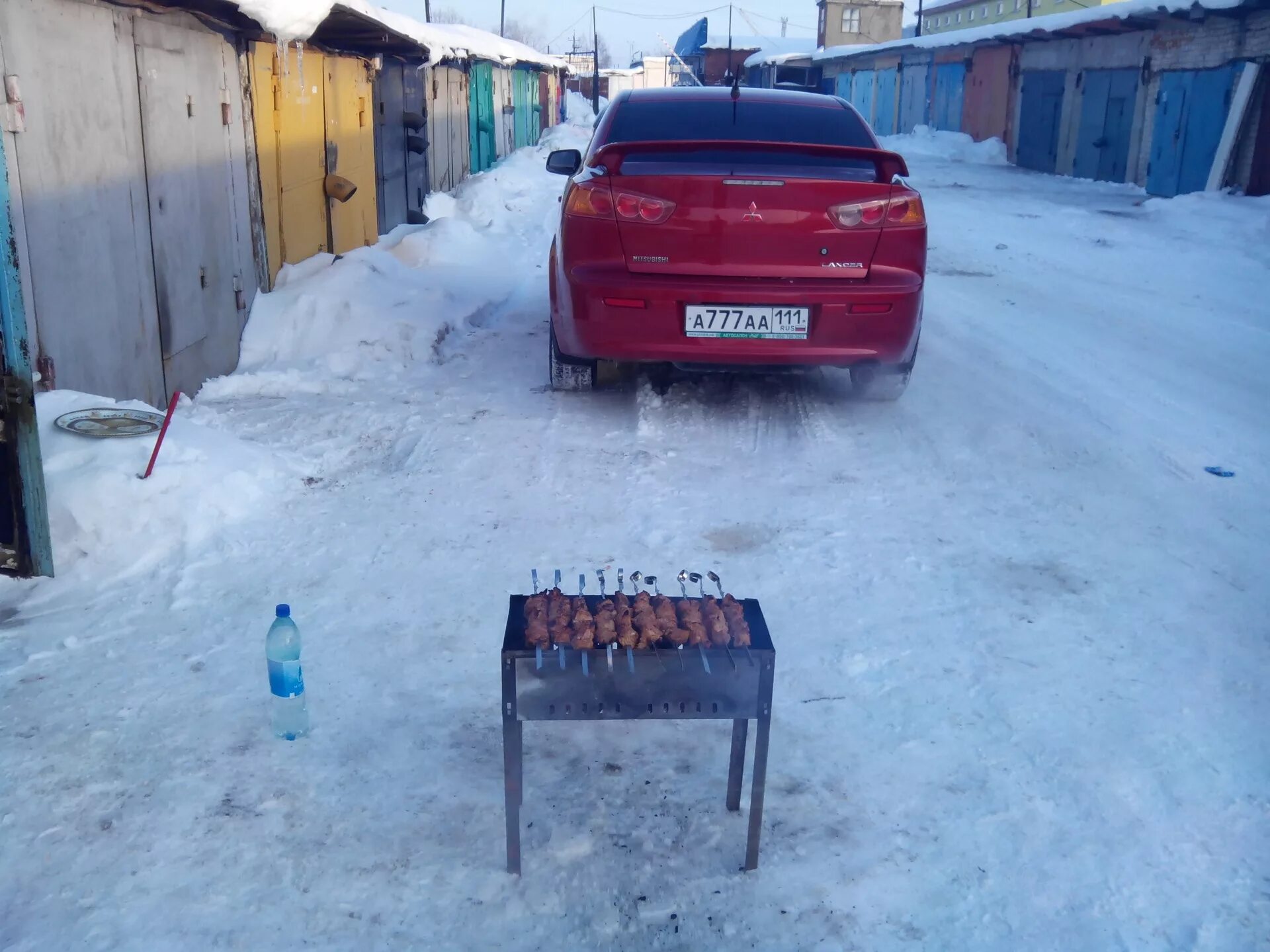 Можно ли жарить шашлык в гараже. Шашлычок в гараже зимой. Гаражные шашлыки. Шашлык в гараже. Гараж зима шашлыки.