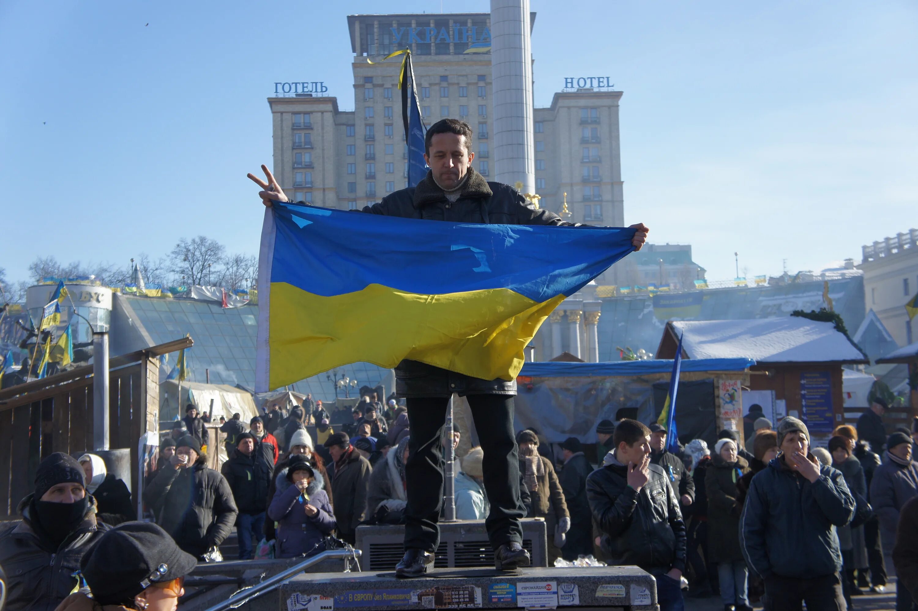 Госпереворот на Украине 2014. Украина 2014 Майдан Донбасс. Флаги Украины на Майдане 2014. Крым 2014 Майдан.