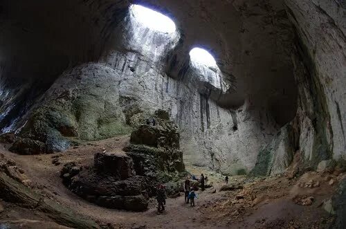 Пещера Проходна Болгария. Пещера глаз королевы. Пещера глаза Бога в Болгарии. Пещера с глазами. Mother natures cave