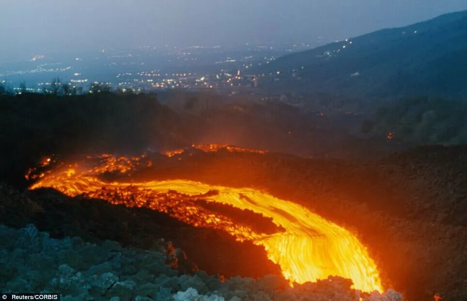 Наивысший действующий вулкан европы. Извержение вулкана лава в городе. Лава на Сицилии. Вулкан Сицилия фото лава. Супервулканы в Европе.