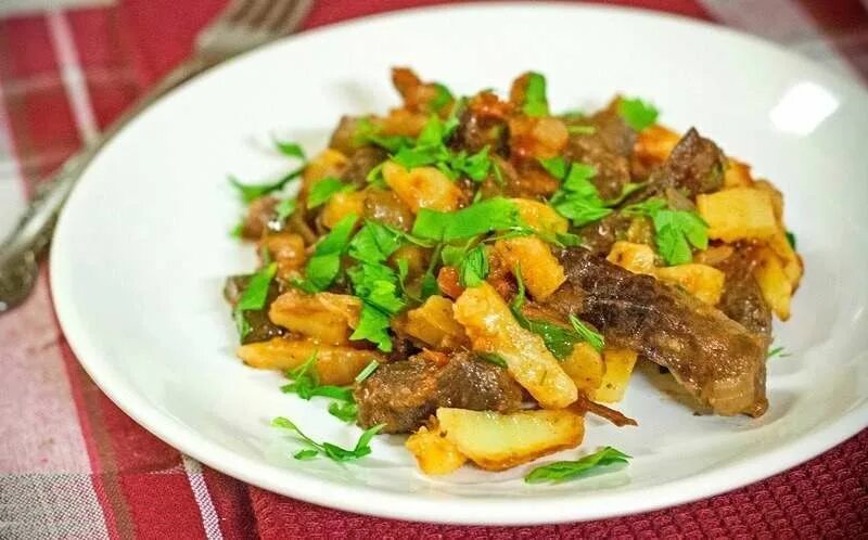 Картошка по татарски. АЗУ С жареной картошкой. АЗУ из курицы с картошкой. АЗУ по-татарски с солеными огурцами из курицы. АЗУ по-татарски с солеными огурцами с картошкой и курицей.