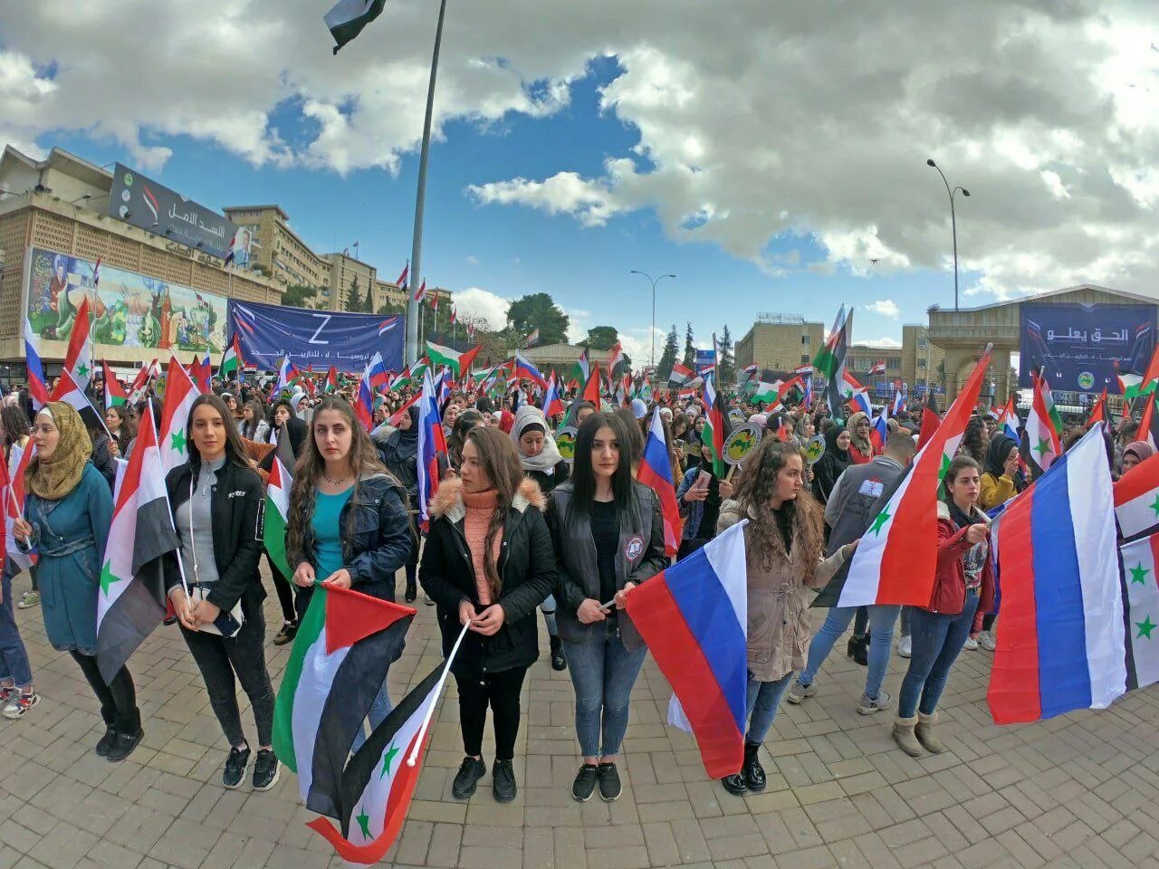 Какие группы поддерживают россию. Русская демонстрация. Митинги в России. Митинги в поддержку Украины. Митинг в Сирии в поддержку России.