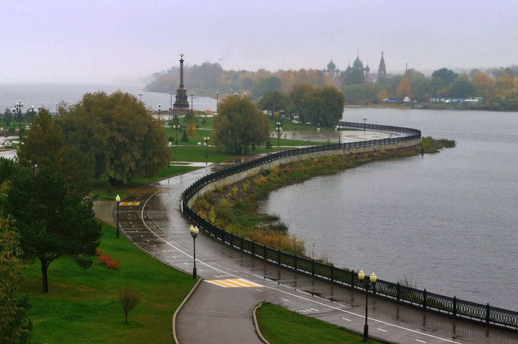 Ярославская стрелка. Набережная реки Которосль в Ярославле. Ярославль реки стрелка. Река Которосль стрелка. Ярославль набережная слияние рек.