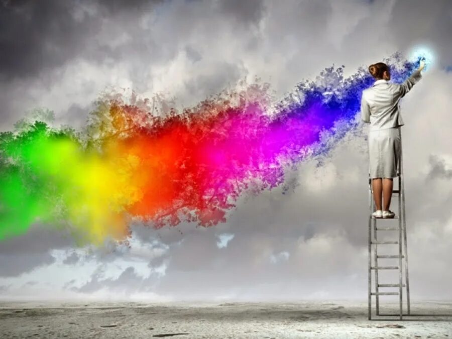 Ты творческий человек. Разноцветный мир. Раскрась свою жизнь яркими красками. Девушка рисует радугу. Радуга человек.