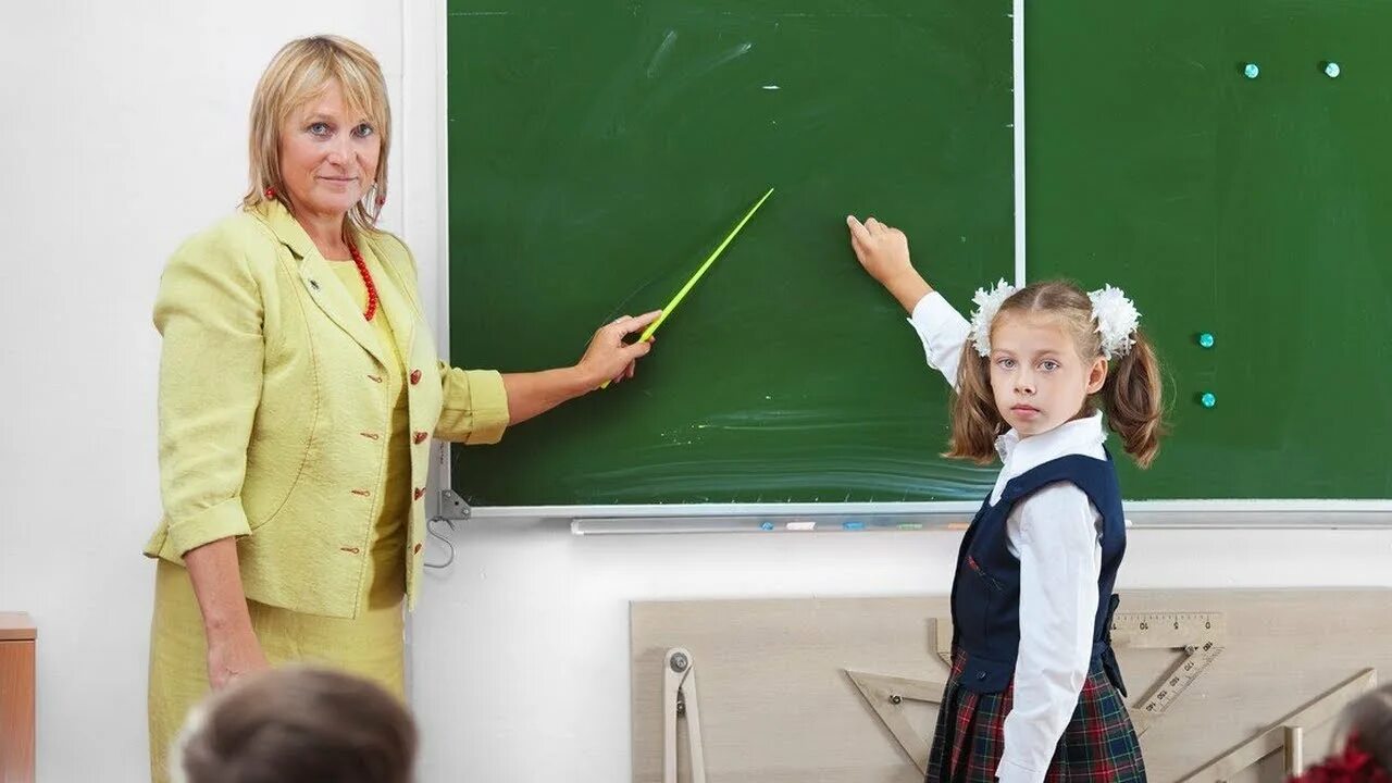 Учительница показала ученикам. Учитель и ученик у доски. учитель в школе у доски. учительница с детьми в классе. учительница и ученик у доски.