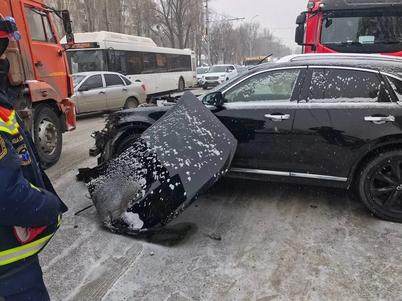 Происшествия саратов за неделю. Авария на 1 дачной Саратов. Место массового ДТП В Саратове.