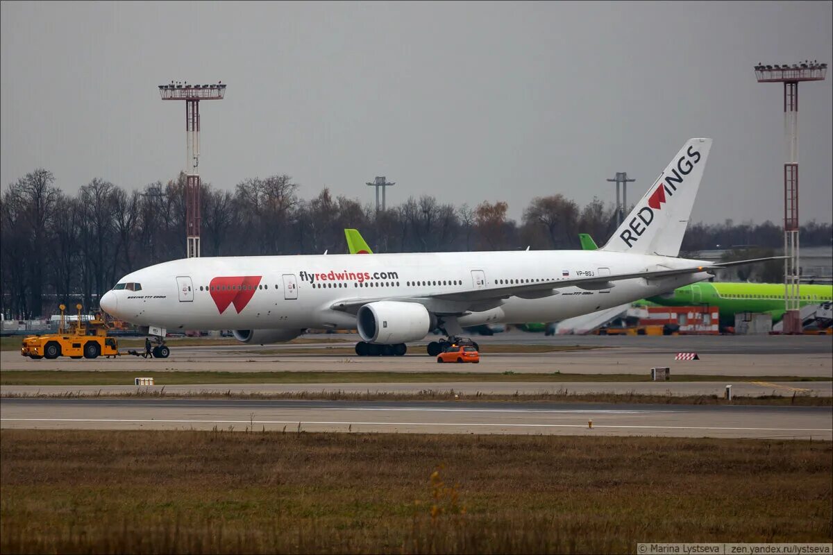 Самолеты Red Wings Boeing 777. Red Wings самолет 777-200. Самолет ред Вингс b777-200er. Боинг 777 ред Вингс. Ред вингс шри ланка