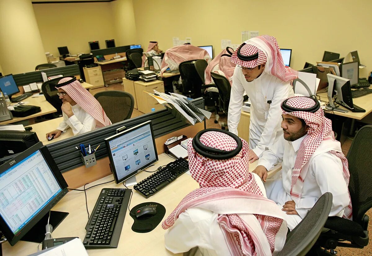 Араб в офисе. Араб в кабинете. Офис в Саудовской Аравии. Семинар в ОАЭ. Саудовская аравия организация