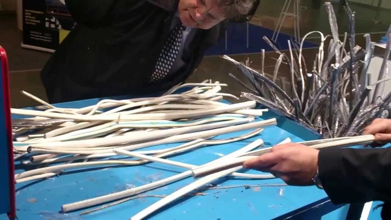 Станок для разделки изоляции кабеля. Разделка медного кабеля. Очистить изоляцию на цветмет. Очистить изоляцию на цветмет. Очистить изоляцию на цветмет.