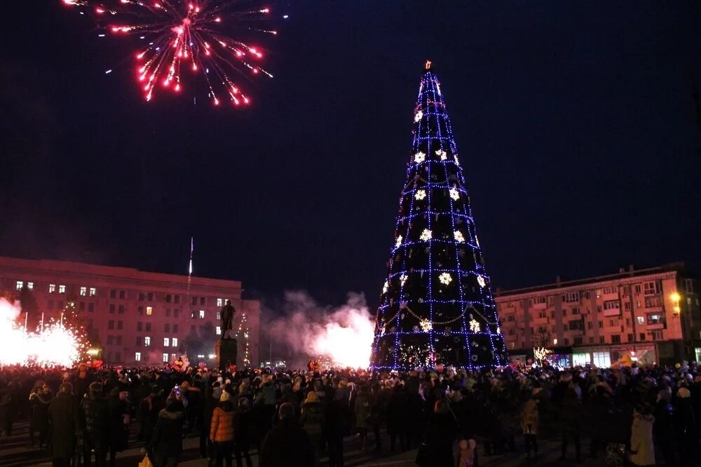 Луганск столица лнр. Елка в луганске 2021. Луганск новый год. Елка лнр. Луганск 2021.