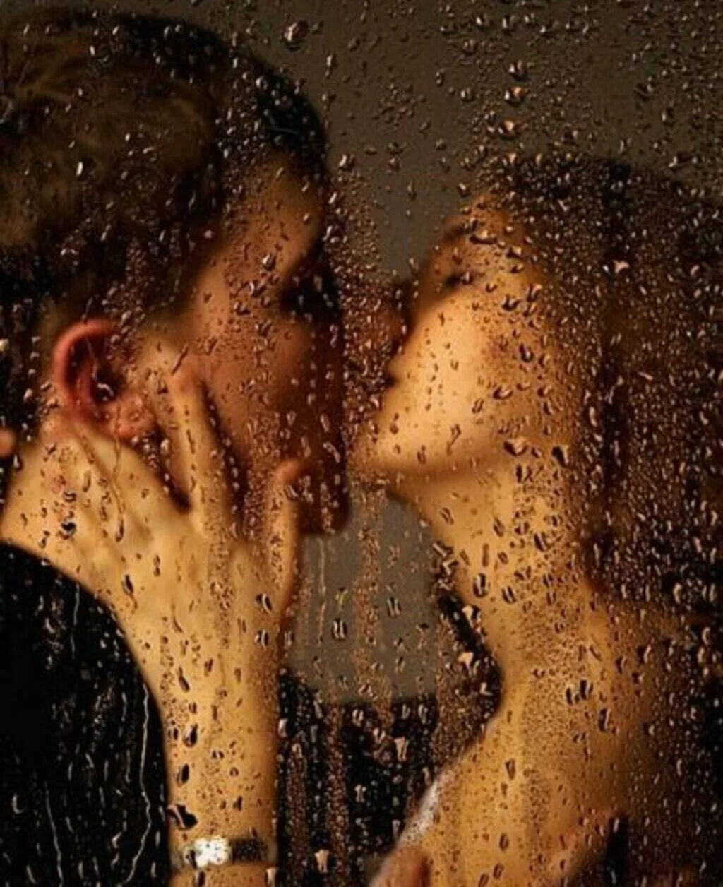 После душа мокрая. Нежности в душе. Мужчина и женщина под душем. Любовь под душем.