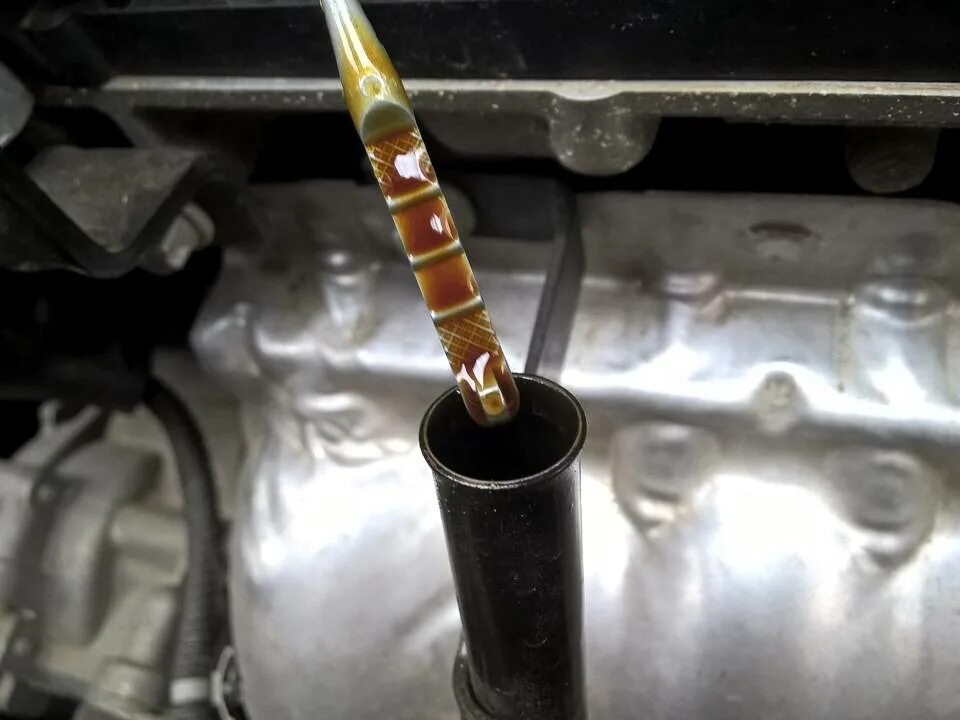 В двигателе 2 уровня масла. 8. Уровень масла на щупе ауди а6 с5 2. Опель астра j 1. 6 щуп моторного масла.