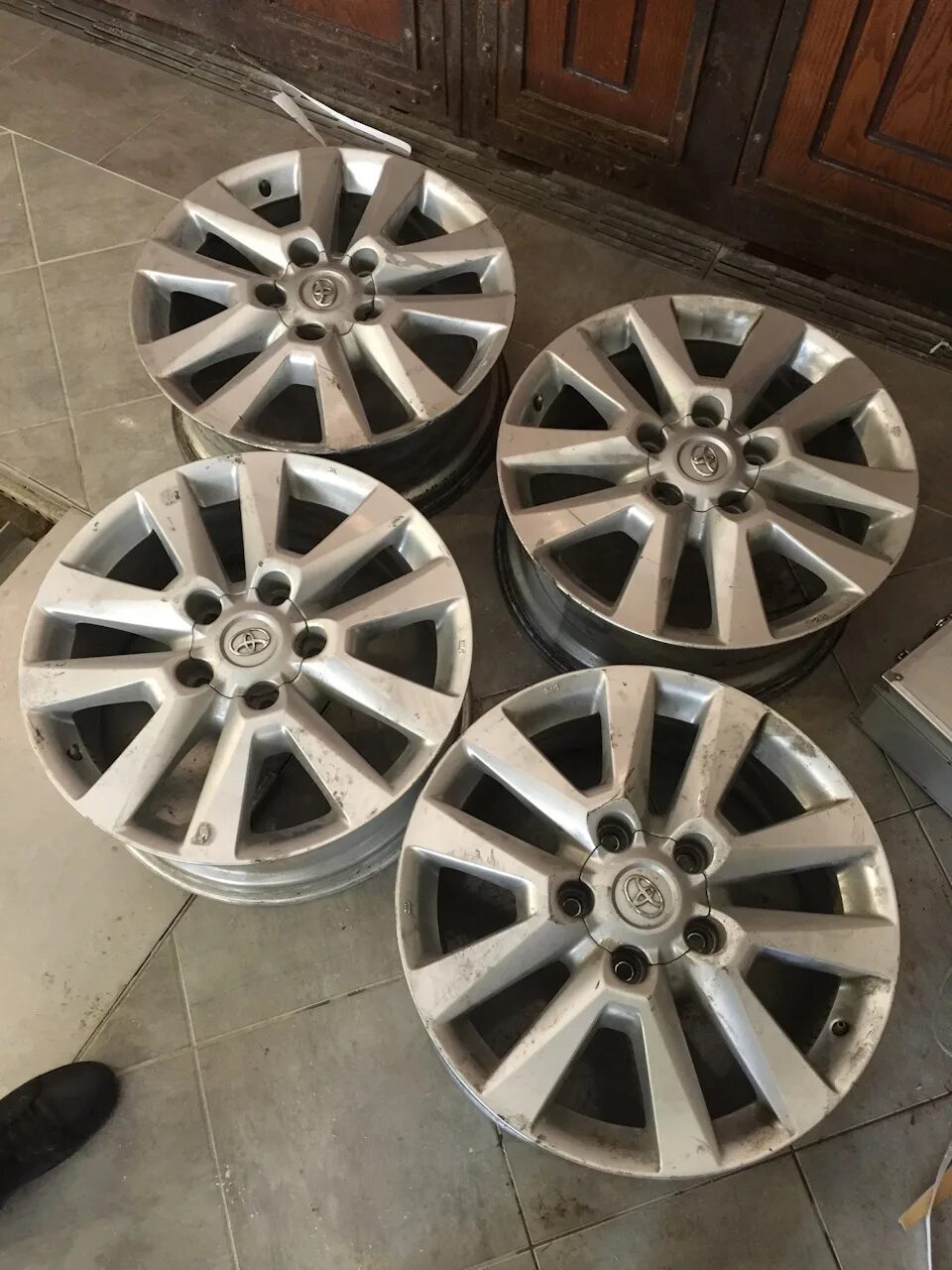 Диски toyota land cruiser 200 r17. Штатные диски land cruiser 200. Оригинальные диски тойота ленд крузер. Диски toyota land cruiser 200 r18 оригинал. Диск toyota r17.