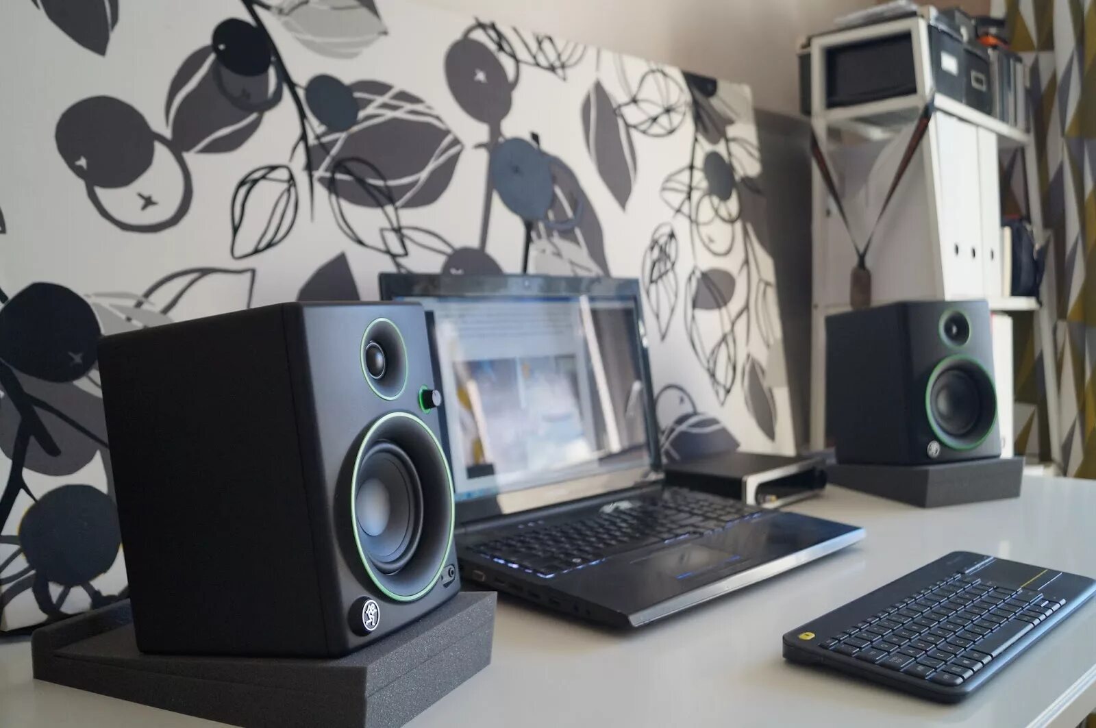 Edifier r series studio r1700bt. Edifier r1380t. edifier r1700bt на столе. edifier r1700bt ачх. edifier w220t.