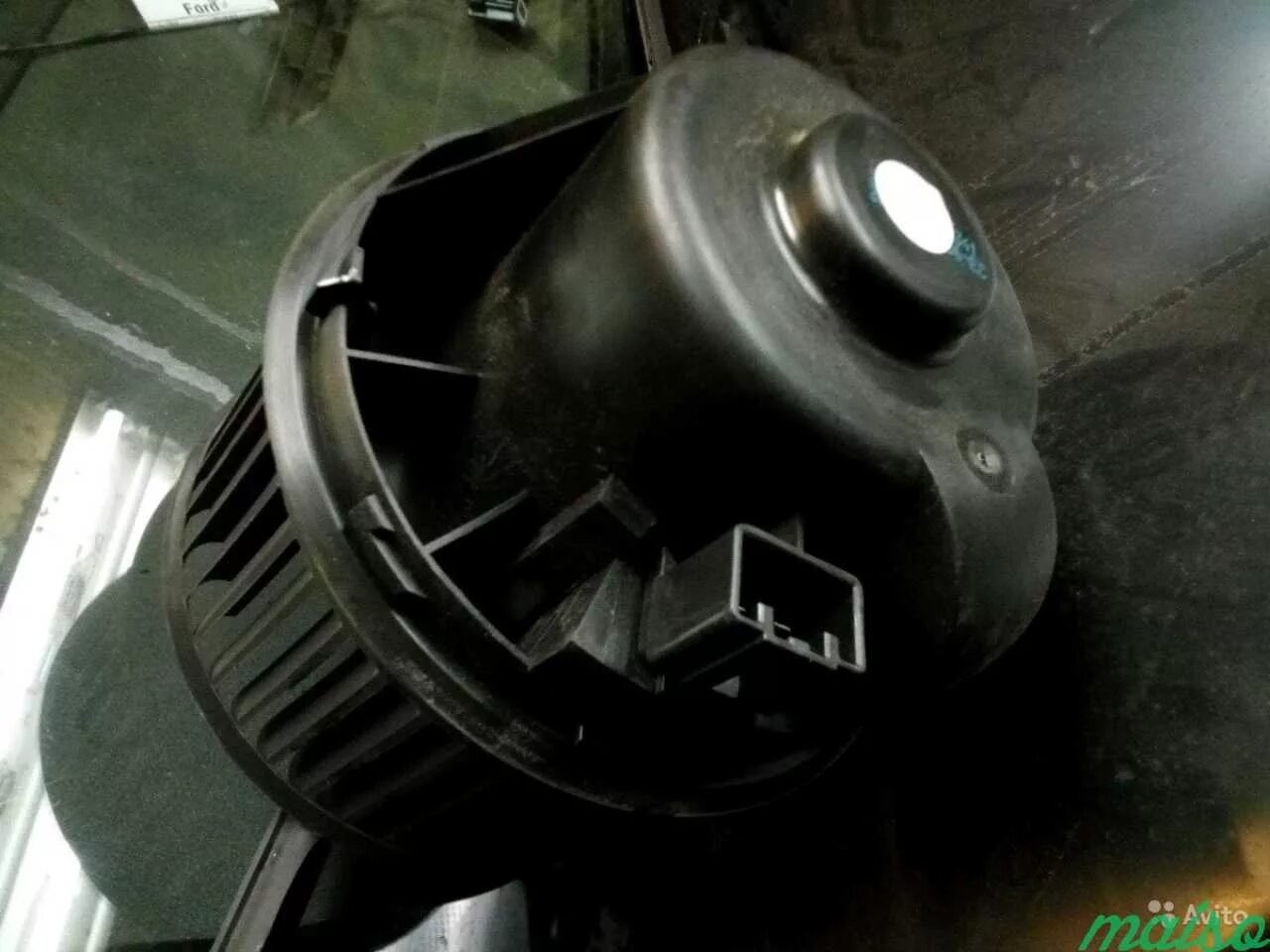 Снятие вентилятора печки форд фокус 2. Как поменять моторчик печки фокус 2. Вентилятор отопителя форд фокус 2 рестайлинг. Форд фокус 2 электродвигатель печки. Мотор печки ford focus 2.