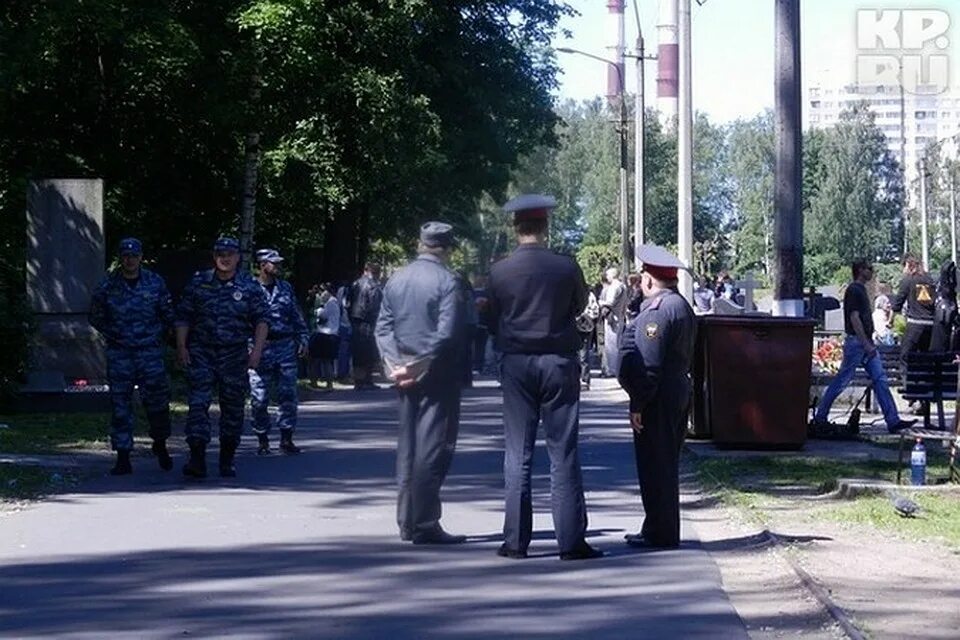 Питер криминальный город. Милиционеры разнимают. Драки на Калининской базе. Дыбенко Питер криминал.