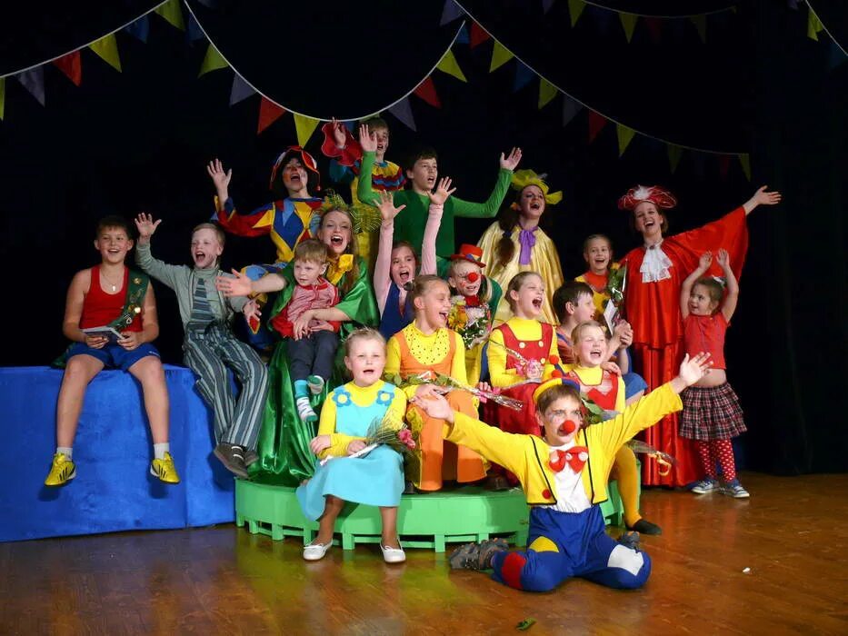 школьники в театре. театральная школа семья. театральная школа семья. театральная школа семья. семейный театр.