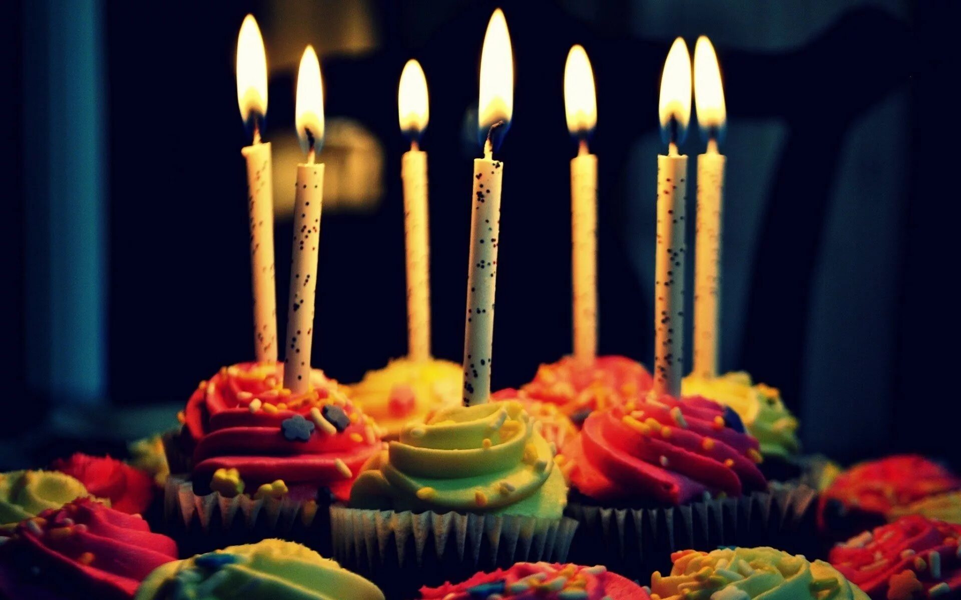С днем рождения все новое. Красивый торт со свечами. Праздничные свечи. Свечи для торта. Свеча в торт "с днем рождения".