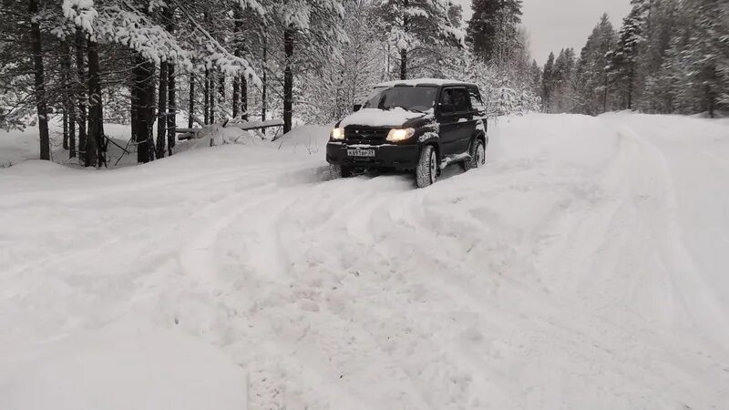 Белая шевроле нива в снегу. Движение по глубокому снегу на грунтовой дороге. Езда по глубокому снегу на внедорожнике. Глубокий снег на грунтовой дороге. Движение по глубокому снегу.