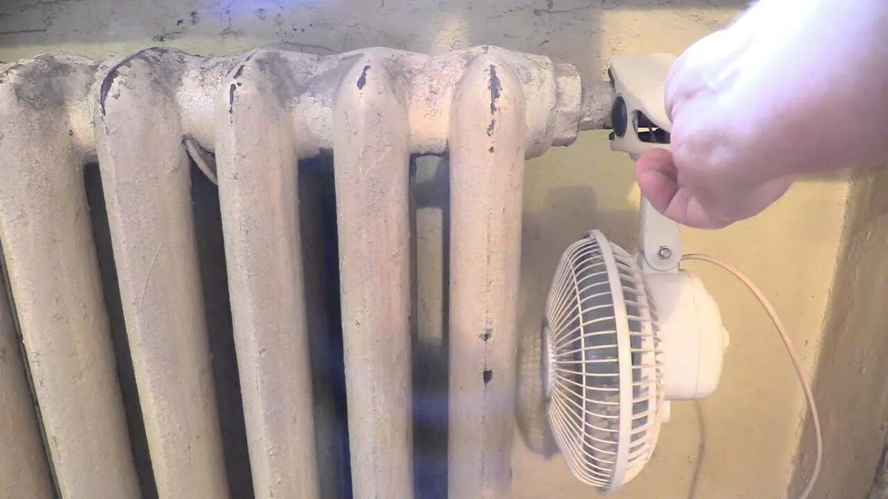 Как сделать тепло дома своими руками. Вентилятор на батарею отопления. Чугунный радиатор с вентилятором. Радиатор с вентилятором для отопления. Радиатор отопления с обдувом.