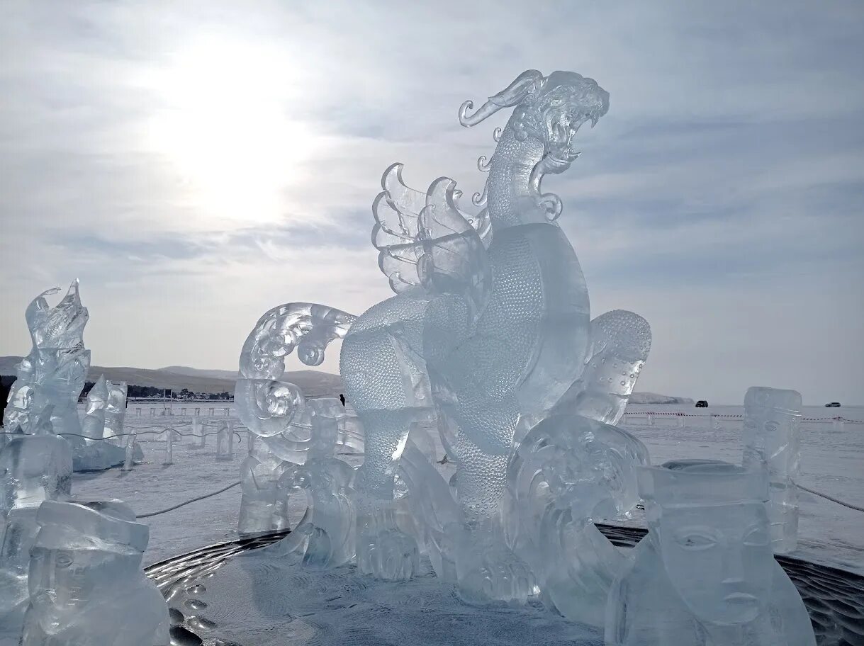 Фестиваль ледовых скульптур на Ольхоне. Olkhon Ice Fest Международный фестиваль ледовых скульптур. Ледовый фестиваль на Ольхоне 2022. Ледяные фигуры на Байкале 2022 Ольхон. Ледовый век