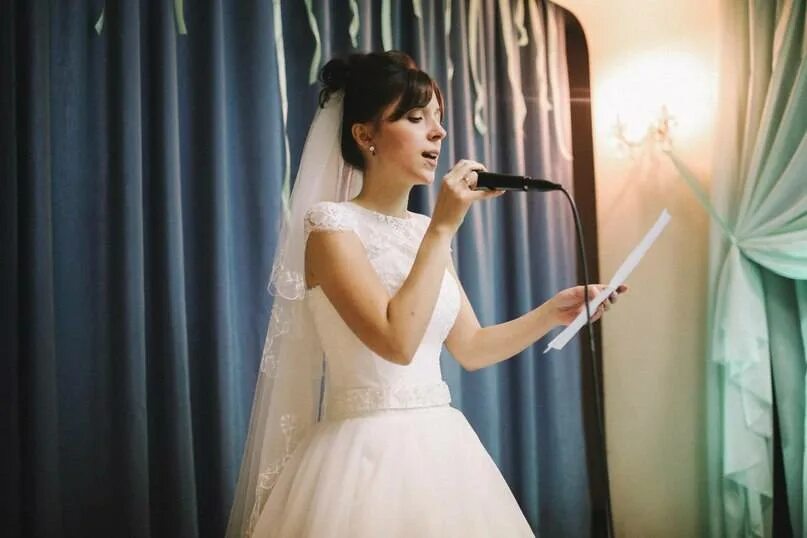 Невеста поет жениху. Невеста поёт жениху на свадьбе. Свадьба жених поёт. Пение невест.