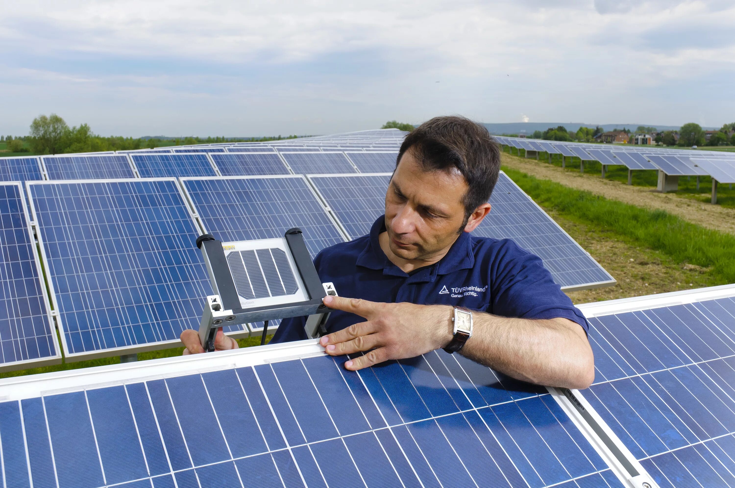 Производство солнечной энергии. Solar Energy Солнечная батарея. Солнечные панели установить. Монтаж солнечных панелей.