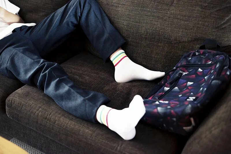 Ноги молодого мужчины. Ноги на диване в носках. Мужские ноги в носках. Красивые мужские носки на ноге. Связанные ноги мальчика.