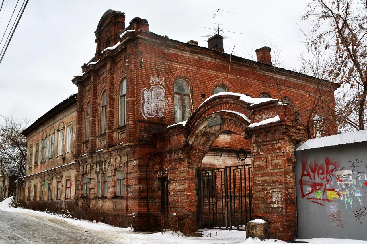 Дом купца Лаптева Пермь. Флигель купца Лаптева постоялый двор с воротами Пермь. Дом купца Лаптева Уфа. Пермь исторический Купеческий дом.