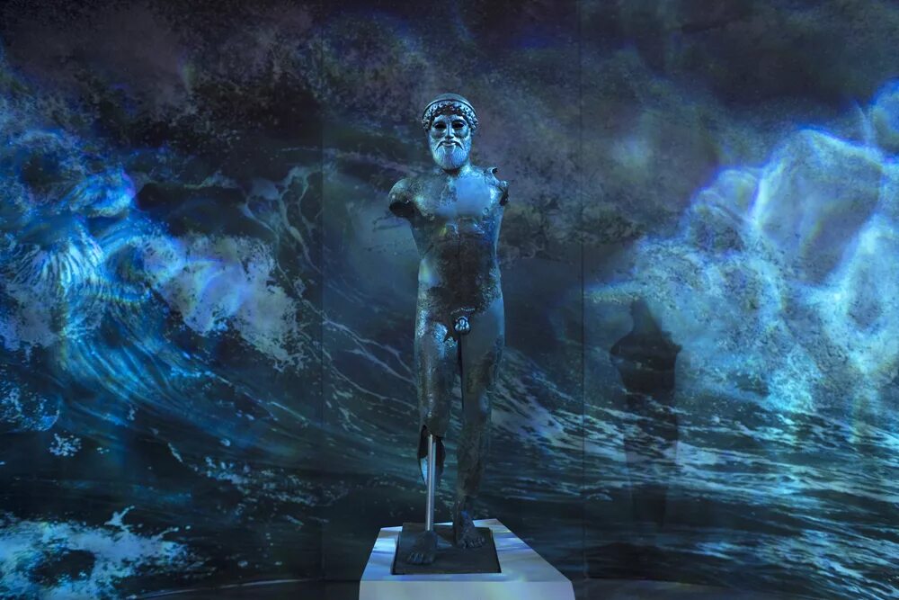 Под посейдон. Статуя Посейдона в Атлантиде. Статуя Посейдона в море. Статуя Посейдона в Испании. Скульптура Посейдона в воде.