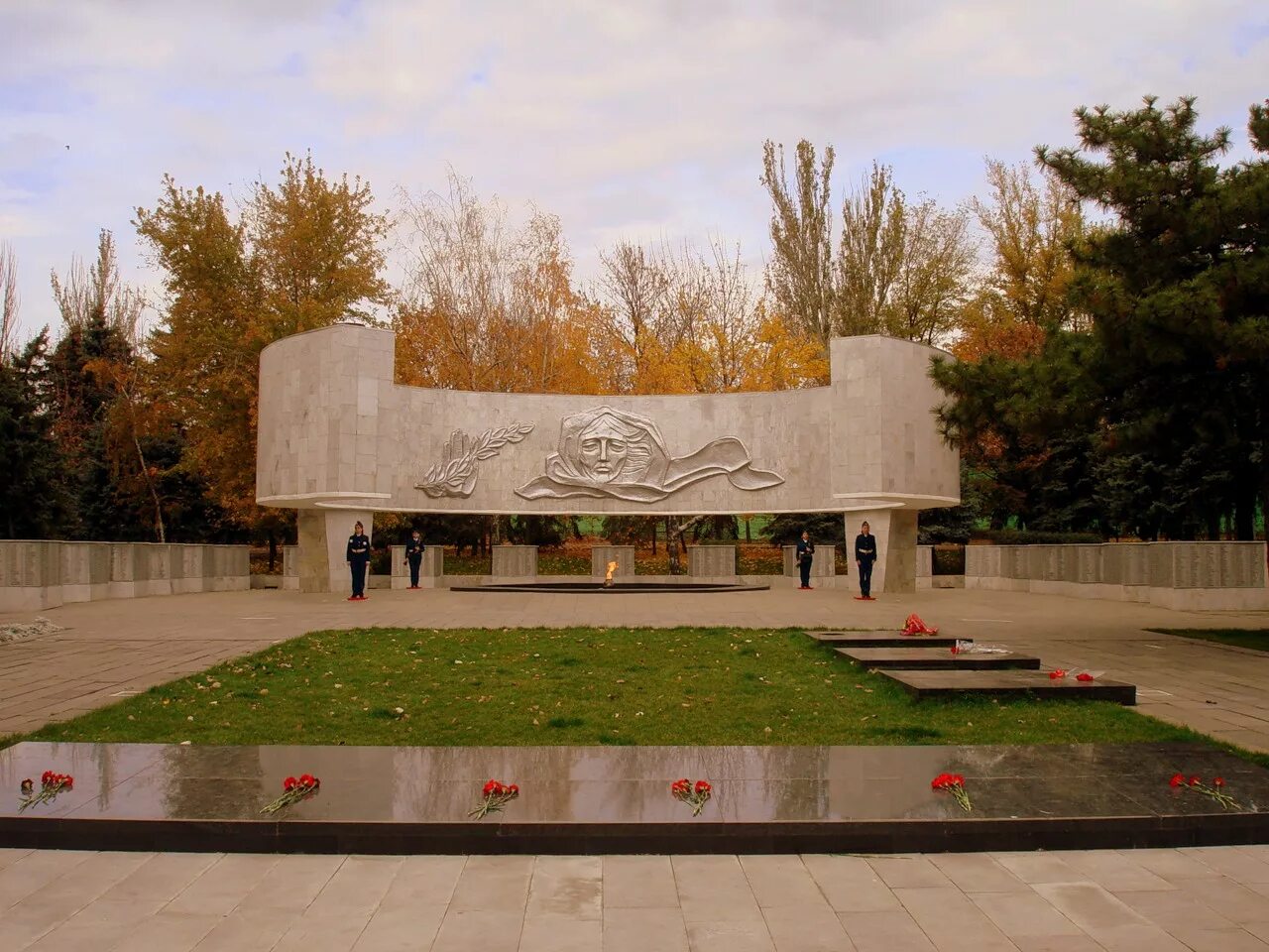 Пали ростов на дону. Мемориал вечный огонь ростов-на-дону. мемориальный комплекс павшим воинам ростов-на-дону. мемориал павшим воинам в ростове на дону.