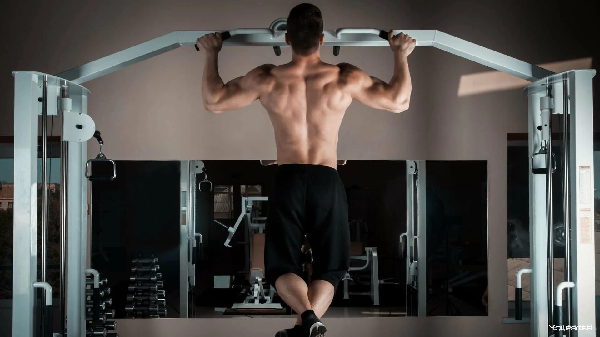 Подтягиваться на турнике. Подтягивания широким хватом. Тренажерный турник. Подтягивания на турнике. Резинка для подтягивания.