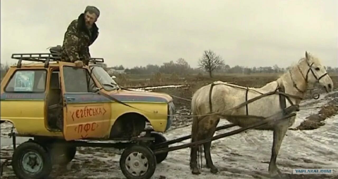 Автомобиль запряженный лошадью. Телега с верхом. Хохол на телеге. Украинец на телеге.