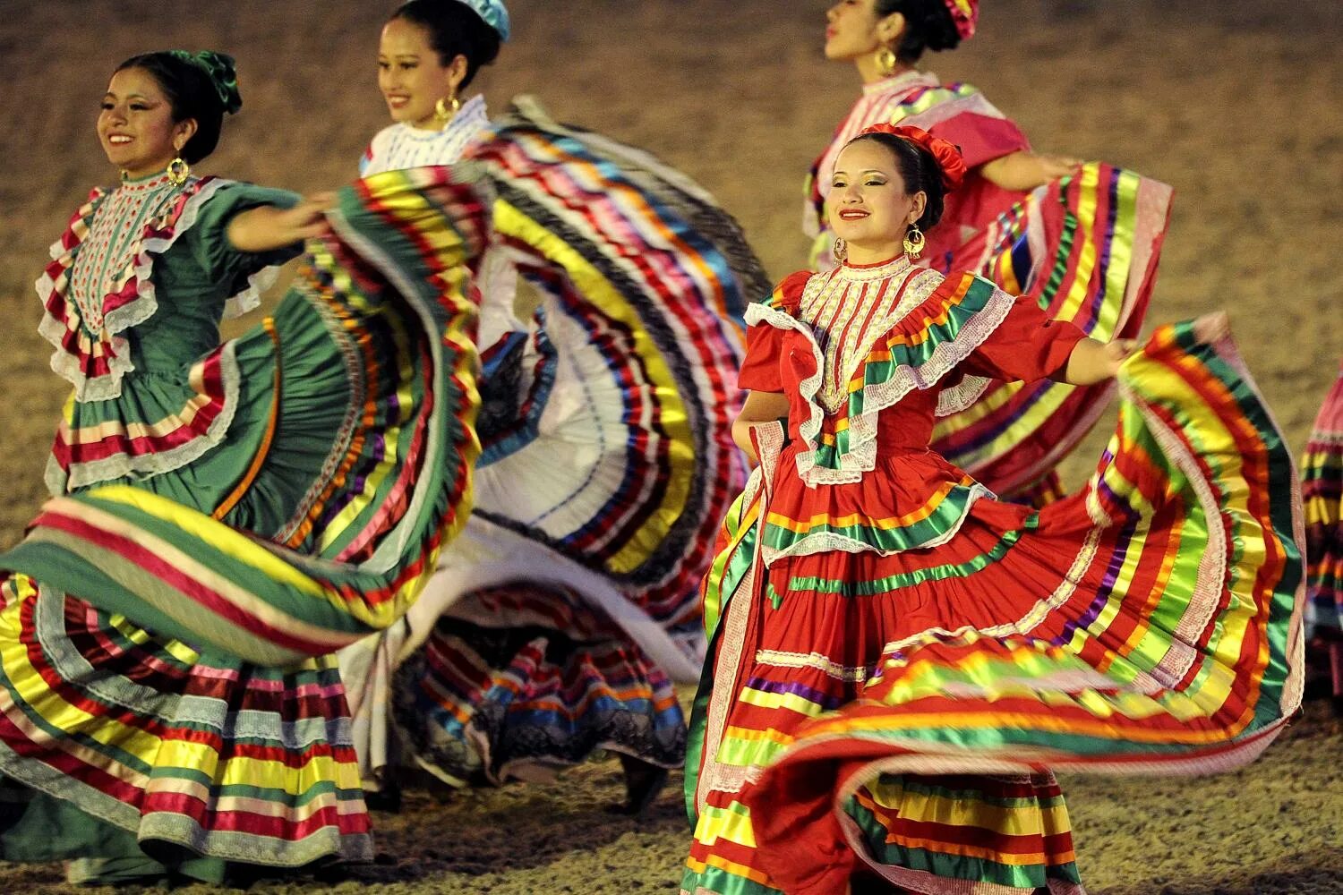 Особенности быта мексики. Мексиканский костюм женский. Мексиканская Национальная одежда. Мексиканский народный костюм. Мексиканский наряд.