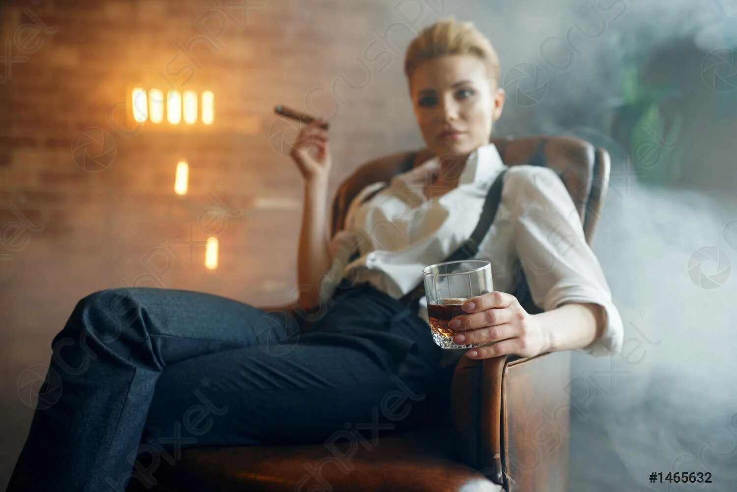 Стихи для курящих. Время 2 45 я сижу курю. Время 2 45 я сижу курю. Девушка курит. Литвиненко я сижу курю.