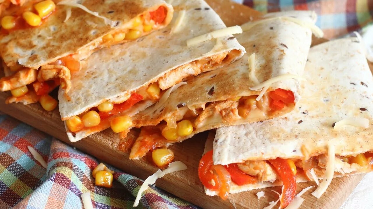 Рецепт кесадилья с курицей сыром. Кесадилья мексиканская. кесадилья с кукурузой. кесадилья с курицей и кукурузой. кесадилья с курицей и сыром и кукурузой.