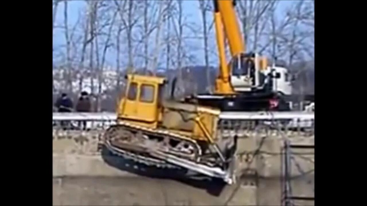 Бульдозер упал. Трал зимой упал бульдозер. Бульдозер упал с моста в сочи. Яма с бульдозером. Разгрузить трал.